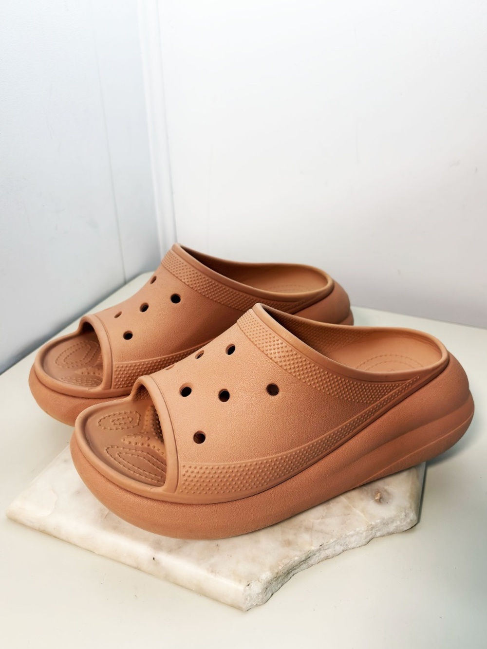 Crocs Mega Crush Sandal Latte Women 9 Men 7 Platform Clog Slide 207989-2Q9